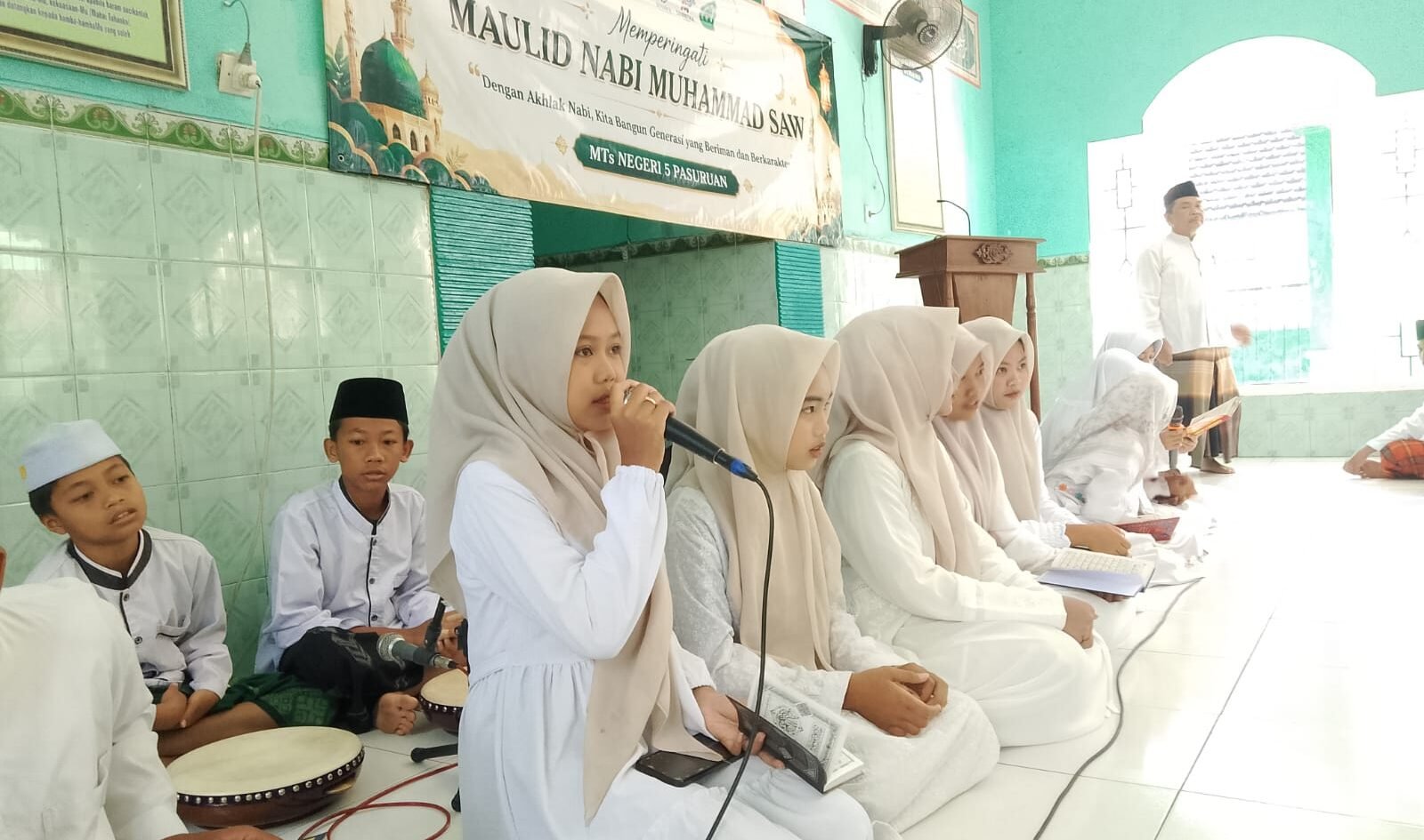 MTsN 5 Pasuruan menggelar peringatan Maulid Nabi Muhammad SAW di Masjid MTsN 5 Pasuruan, Ahad (23/8/2026).