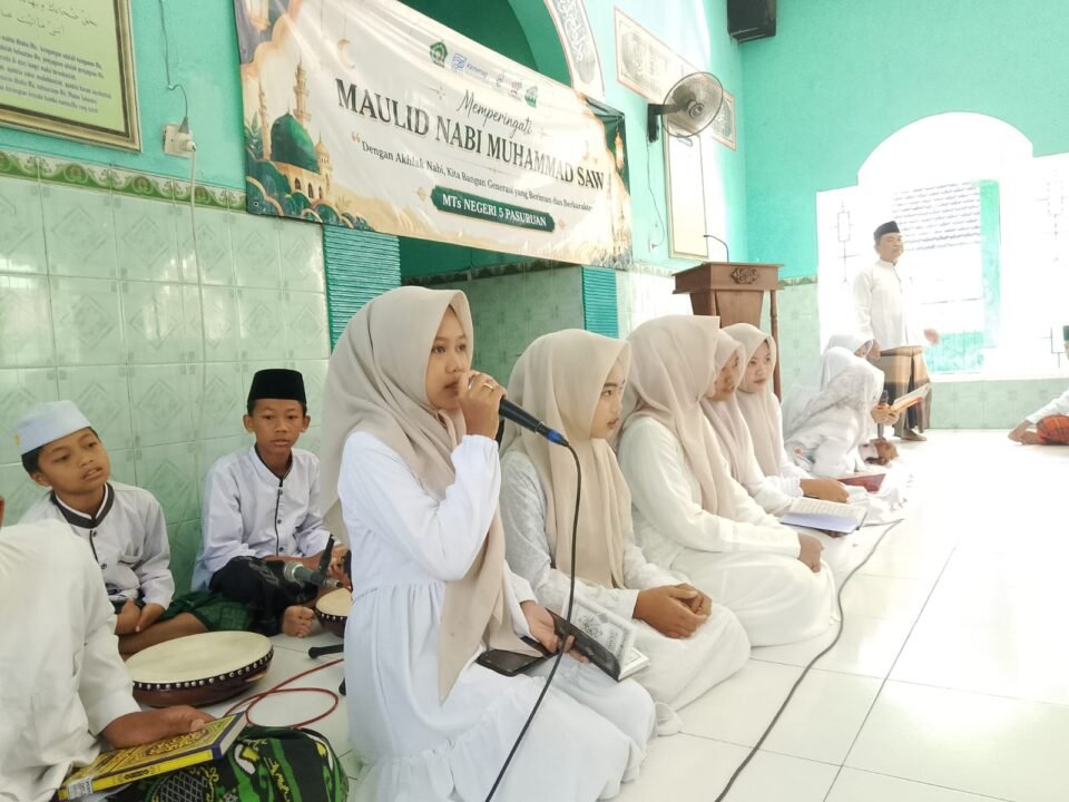 MTsN 5 Pasuruan menggelar peringatan Maulid Nabi Muhammad SAW di Masjid MTsN 5 Pasuruan, Ahad (23/8/2026).