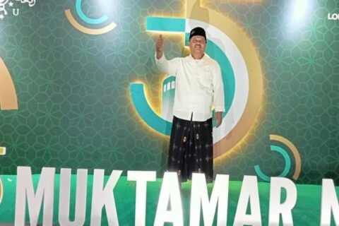 Potret salah satu narasumber atau peserta yang mengabadikan momen di depan latar panggung Muktamar NU ke-35, yang menjadi rangkaian dari perhelatan Muhalaqoh Internasional Gerakan Nasional Ayo Mondok di Jombang, Jawa Timur.