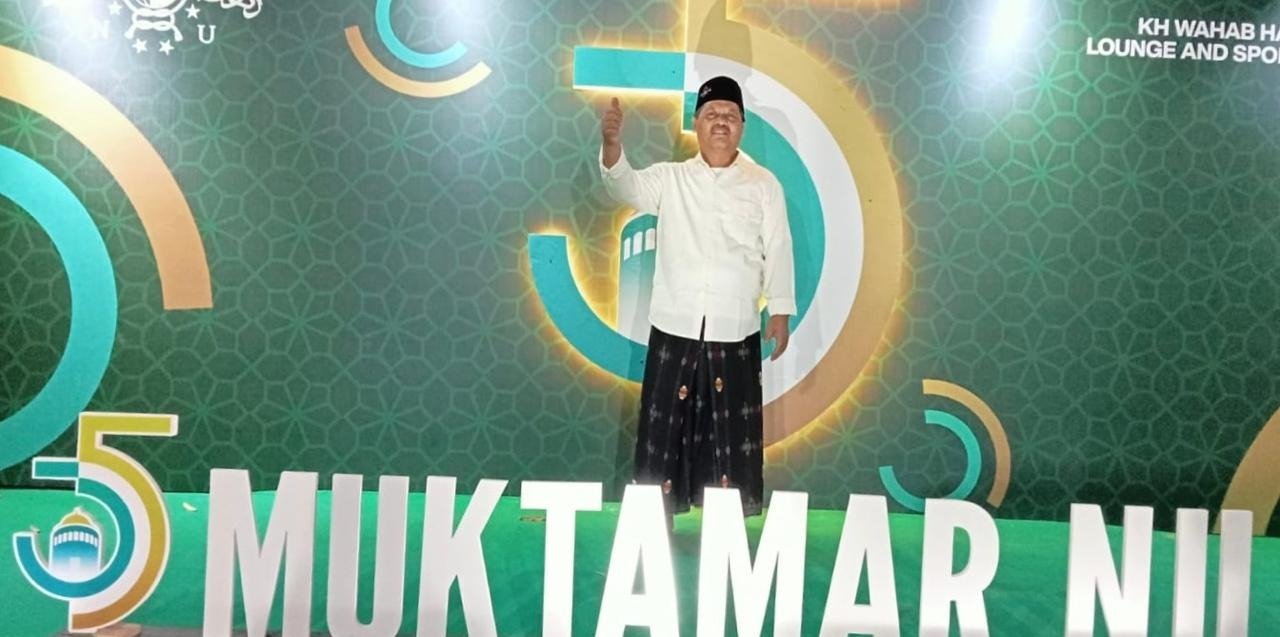 Potret salah satu narasumber atau peserta yang mengabadikan momen di depan latar panggung Muktamar NU ke-35, yang menjadi rangkaian dari perhelatan Muhalaqoh Internasional Gerakan Nasional Ayo Mondok di Jombang, Jawa Timur.