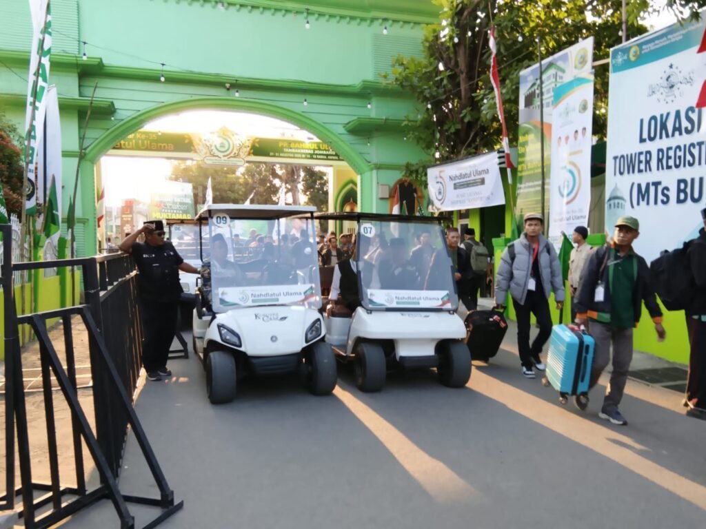Armada mobil golf listrik siap sedia melayani para Muktamirin di depan gerbang utama lokasi Muktamar NU ke-35 di Tambakberas, Jombang