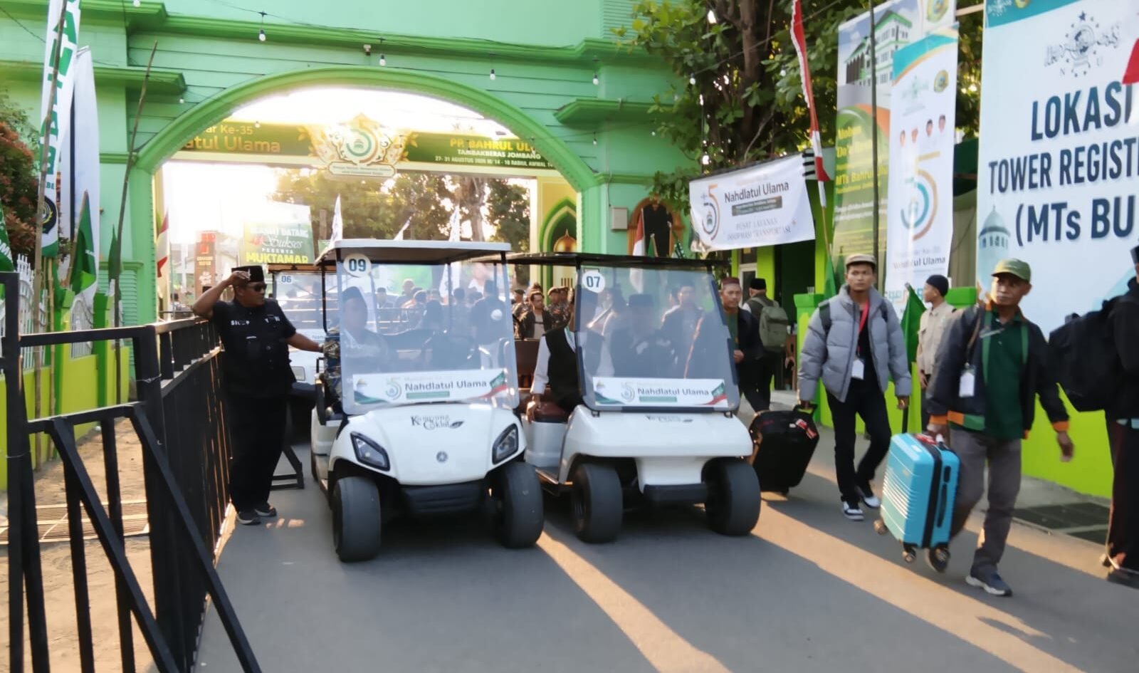 Armada mobil golf listrik siap sedia melayani para Muktamirin di depan gerbang utama lokasi Muktamar NU ke-35 di Tambakberas, Jombang