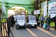 Armada mobil golf listrik siap sedia melayani para Muktamirin di depan gerbang utama lokasi Muktamar NU ke-35 di Tambakberas, Jombang