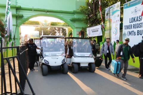 Armada mobil golf listrik siap sedia melayani para Muktamirin di depan gerbang utama lokasi Muktamar NU ke-35 di Tambakberas, Jombang