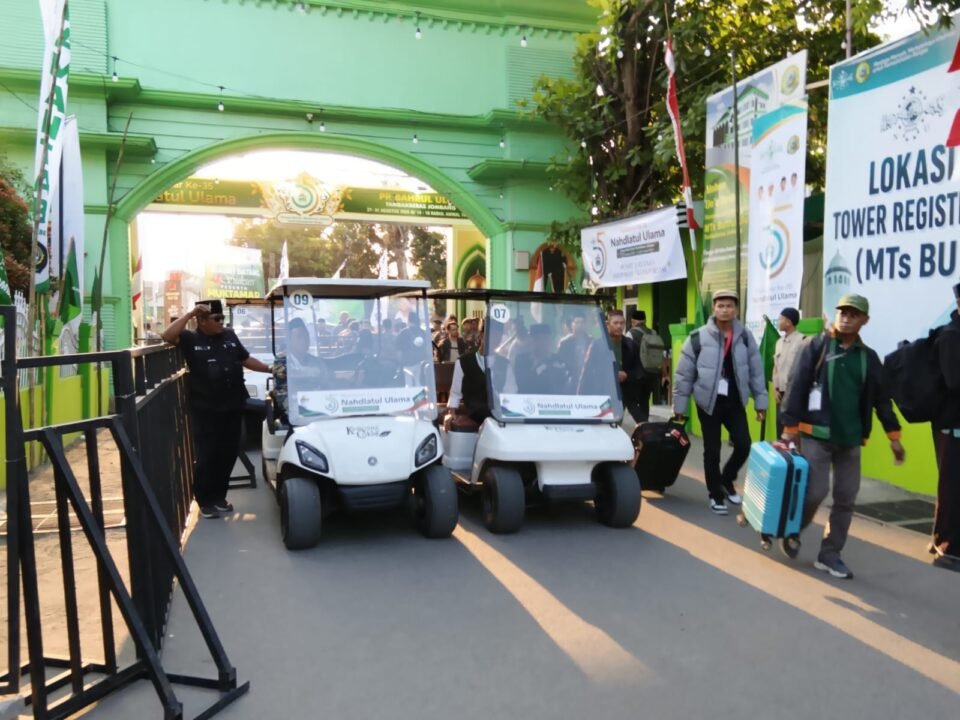 Armada mobil golf listrik siap sedia melayani para Muktamirin di depan gerbang utama lokasi Muktamar NU ke-35 di Tambakberas, Jombang