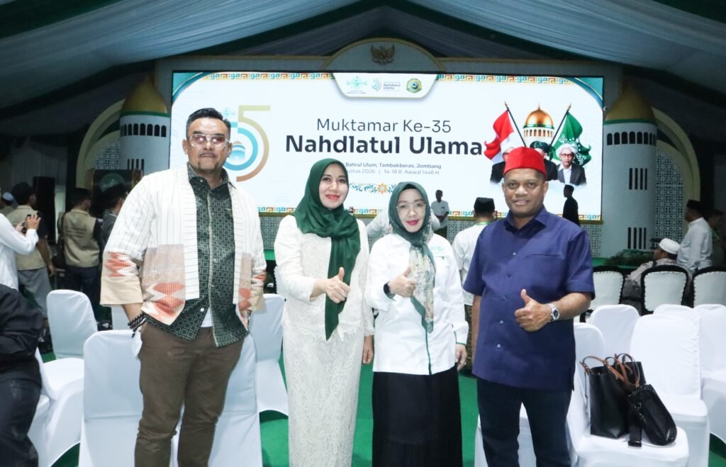 Dr. Lia Istifhama (kedua dari kiri) mengabadikan momen bersama sejumlah tokoh di arena Muktamar Ke-35 Nahdlatul Ulama di Bahrul Ulum, Tambakberas, Jombang.