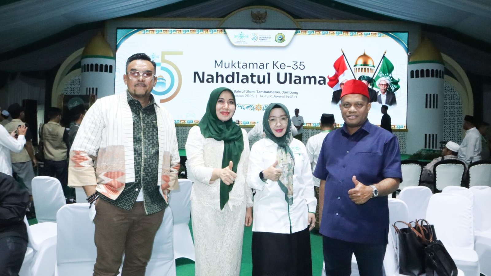 Dr. Lia Istifhama (kedua dari kiri) mengabadikan momen bersama sejumlah tokoh di arena Muktamar Ke-35 Nahdlatul Ulama di Bahrul Ulum, Tambakberas, Jombang.