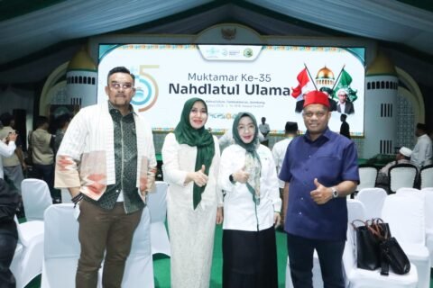 Dr. Lia Istifhama (kedua dari kiri) mengabadikan momen bersama sejumlah tokoh di arena Muktamar Ke-35 Nahdlatul Ulama di Bahrul Ulum, Tambakberas, Jombang.