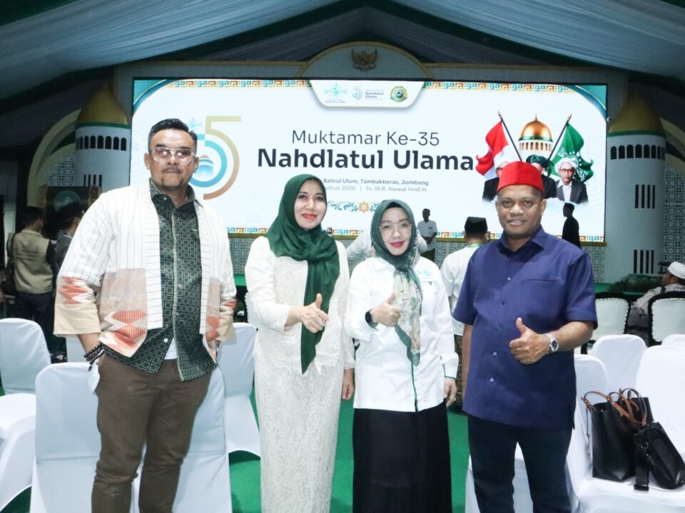 Dr. Lia Istifhama (kedua dari kiri) mengabadikan momen bersama sejumlah tokoh di arena Muktamar Ke-35 Nahdlatul Ulama di Bahrul Ulum, Tambakberas, Jombang.