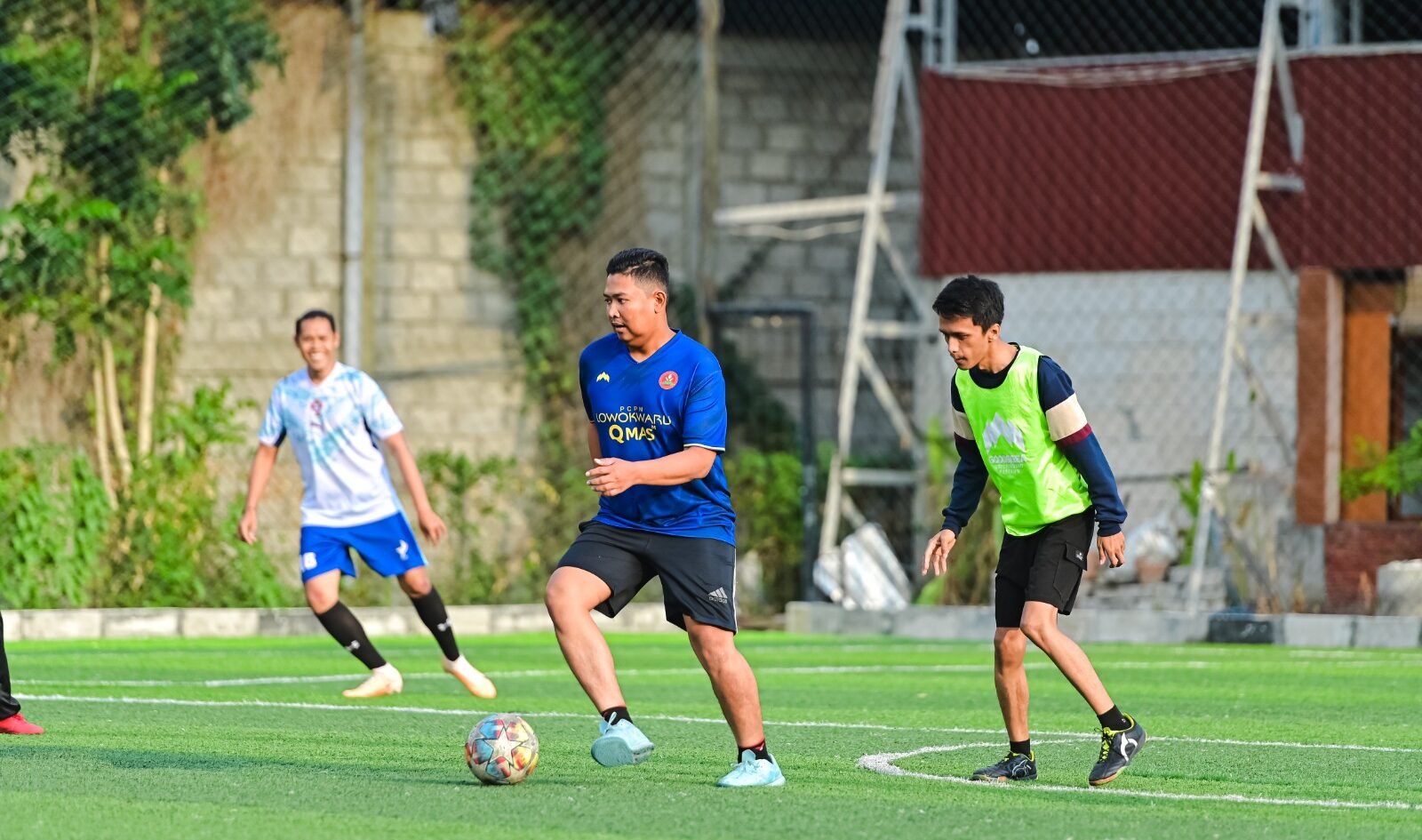 Alvin Kader PCPM Lowokwaru sedang ditengah lapangan dalam kegiatan KICK Charity bertajuk “Main Bareng, Berbagi Bersama”.