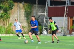 Alvin Kader PCPM Lowokwaru sedang ditengah lapangan dalam kegiatan KICK Charity bertajuk “Main Bareng, Berbagi Bersama”.