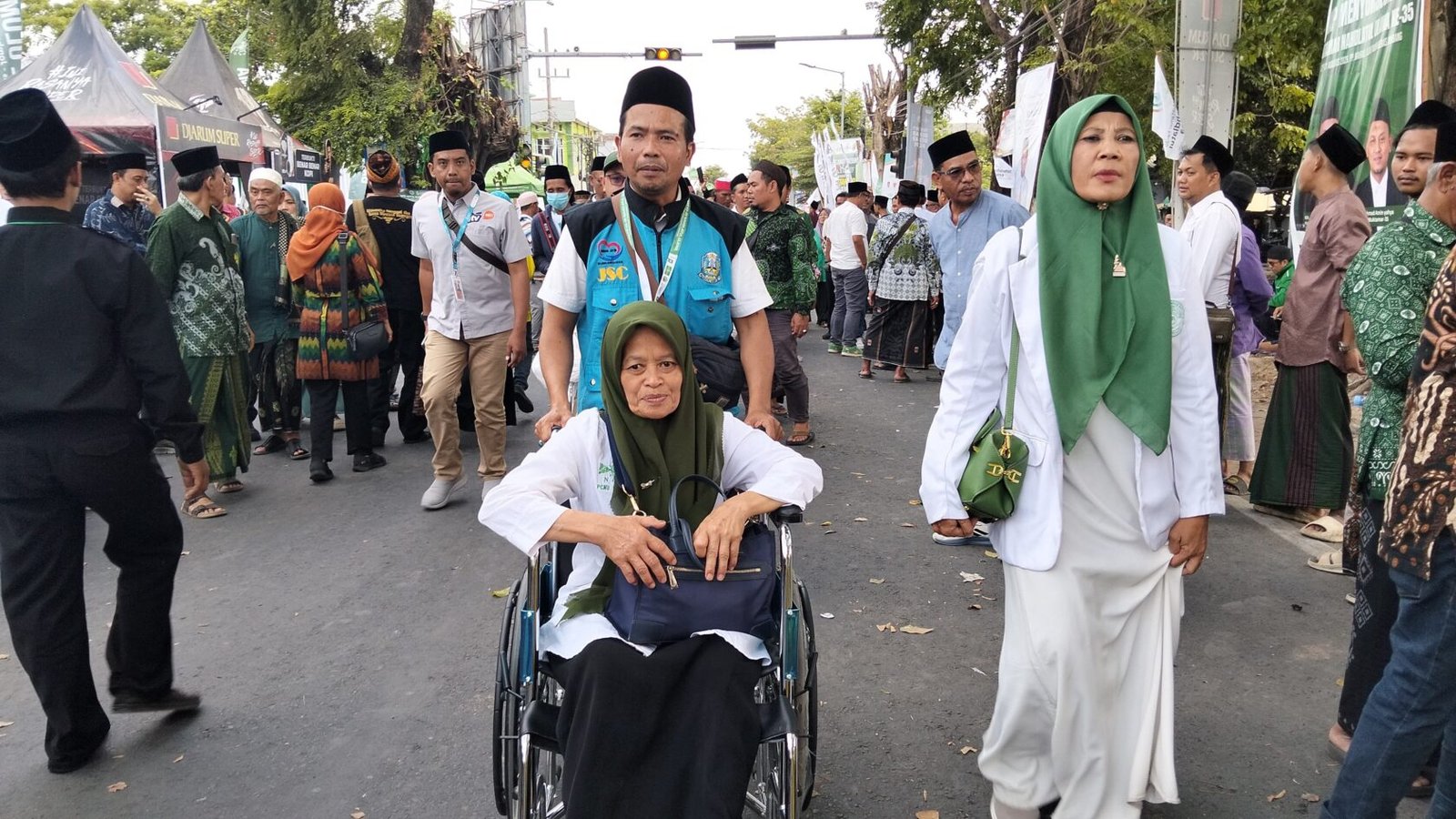 Peduli aksesibilitas, tim Jatim Social Care (JSC) sigap memberikan pelayanan kursi roda kepada peserta Muktamar NU ke-35 di Jombang.