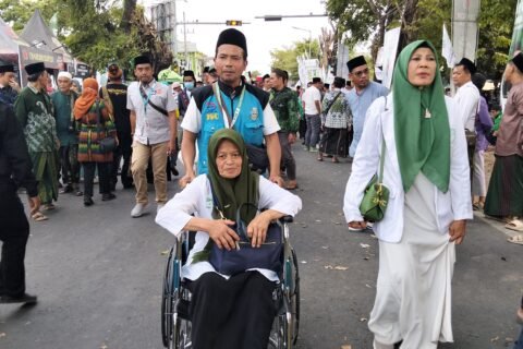 Peduli aksesibilitas, tim Jatim Social Care (JSC) sigap memberikan pelayanan kursi roda kepada peserta Muktamar NU ke-35 di Jombang.