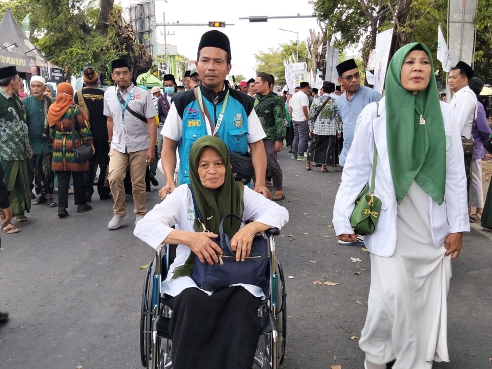 Peduli aksesibilitas, tim Jatim Social Care (JSC) sigap memberikan pelayanan kursi roda kepada peserta Muktamar NU ke-35 di Jombang.