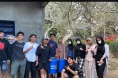 Mahasiswa Kelompok 5 KSM Tematik Unisma berpose bersama tong sampah hasil kreasi mereka di Dusun Dumpul, Desa Sidorejo, Malang.