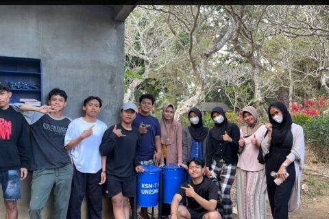 Mahasiswa Kelompok 5 KSM Tematik Unisma berpose bersama tong sampah hasil kreasi mereka di Dusun Dumpul, Desa Sidorejo, Malang.