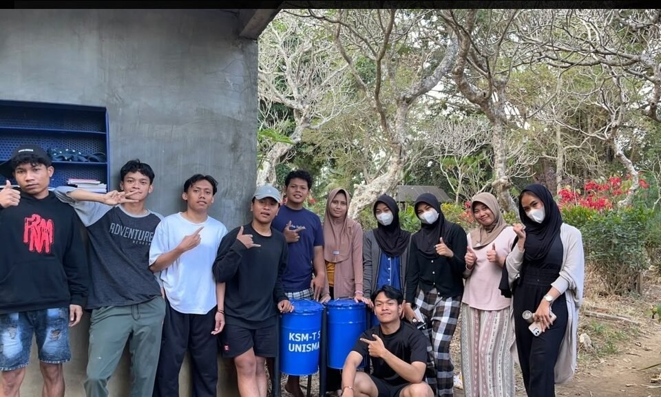 Mahasiswa Kelompok 5 KSM Tematik Unisma berpose bersama tong sampah hasil kreasi mereka di Dusun Dumpul, Desa Sidorejo, Malang.