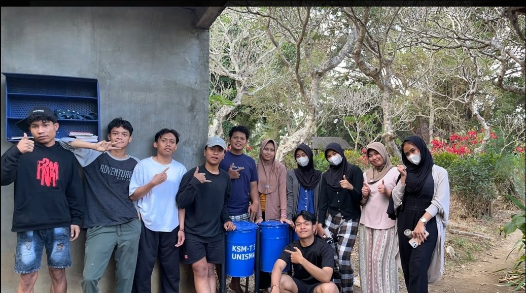 Mahasiswa Kelompok 5 KSM Tematik Unisma berpose bersama tong sampah hasil kreasi mereka di Dusun Dumpul, Desa Sidorejo, Malang.
