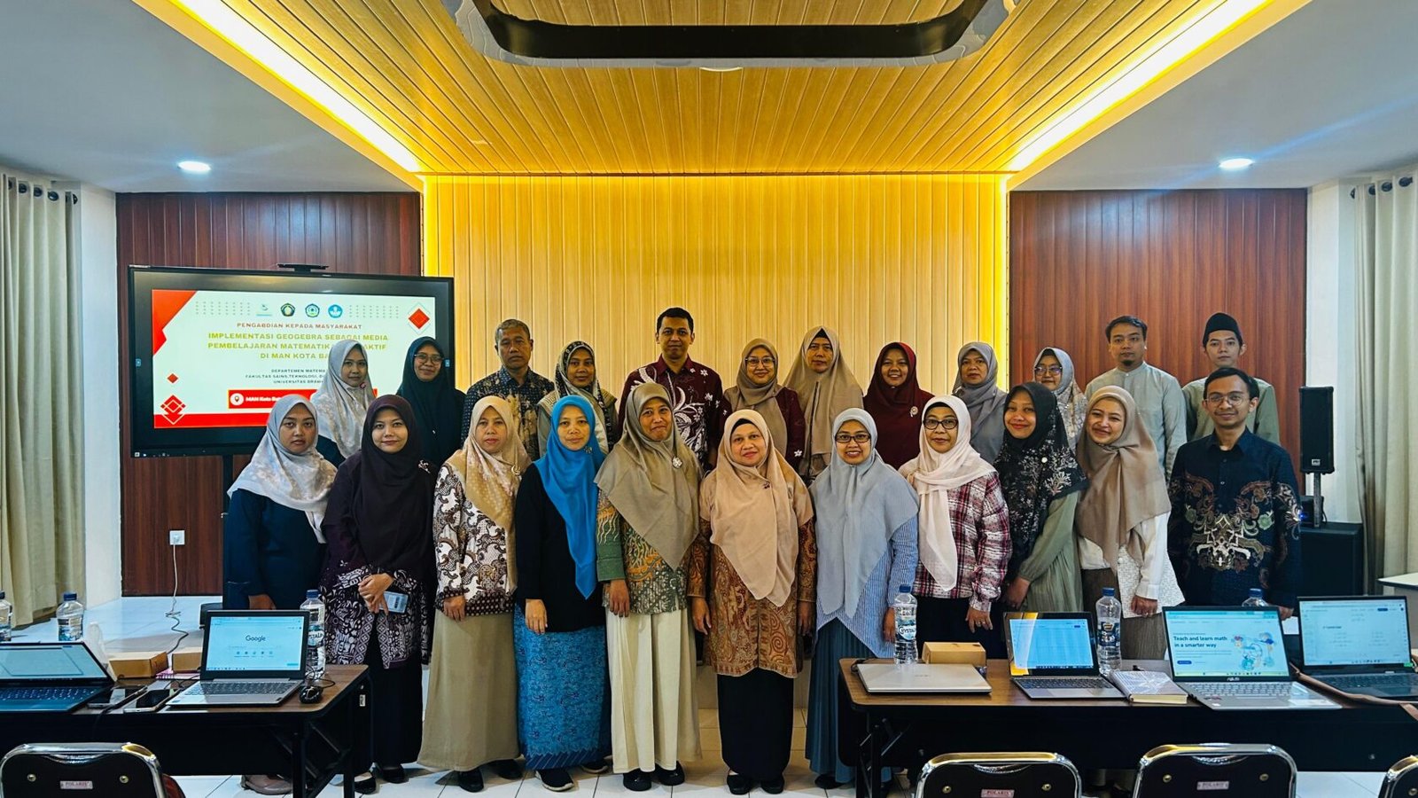 Foto bersama tim Pengabdian kepada Masyarakat Departemen Matematika Universitas Brawijaya dan peserta pelatihan di MAN Kota Batu.
