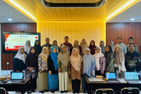 Foto bersama tim Pengabdian kepada Masyarakat Departemen Matematika Universitas Brawijaya dan peserta pelatihan di MAN Kota Batu.