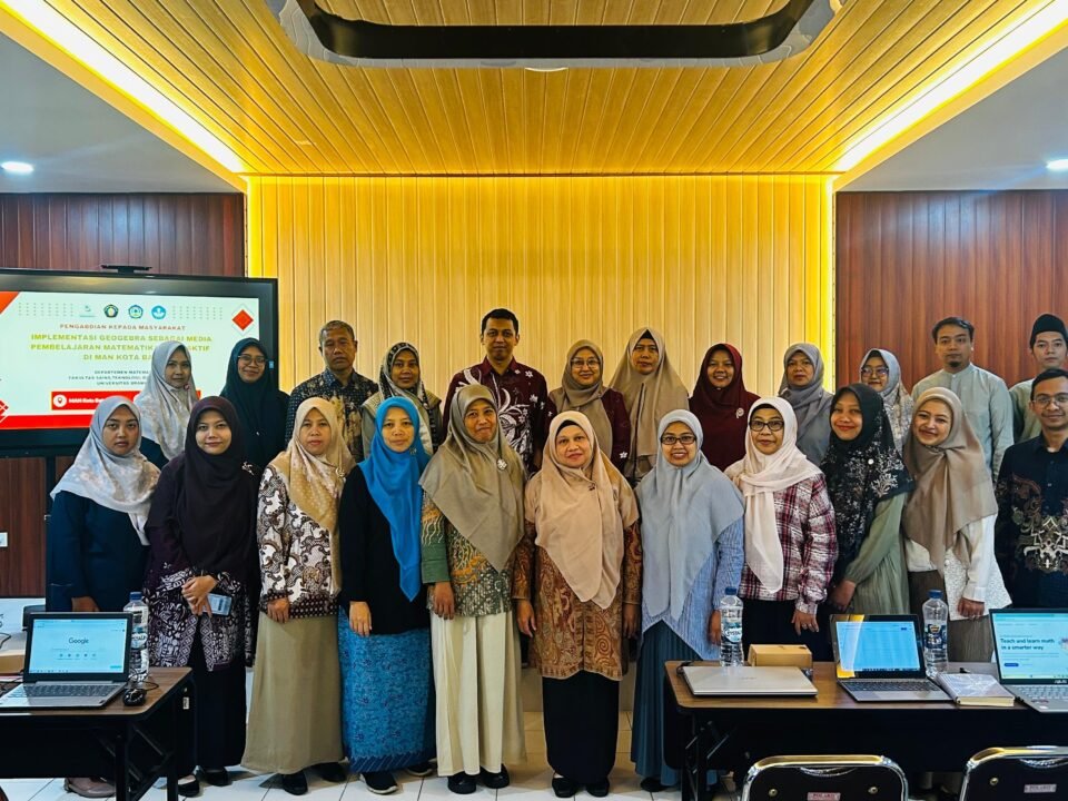 Foto bersama tim Pengabdian kepada Masyarakat Departemen Matematika Universitas Brawijaya dan peserta pelatihan di MAN Kota Batu.