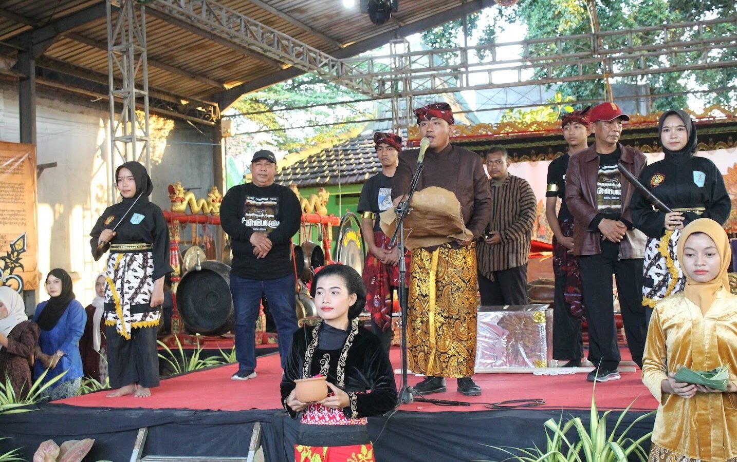 Suasana khidmat di atas panggung budaya saat rangkaian peringatan Hari Jadi ke-1166 Desa Bungurasih, Sidoarjo.