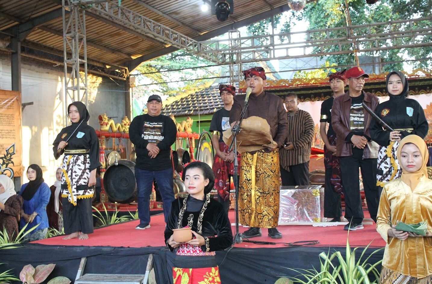 Suasana khidmat di atas panggung budaya saat rangkaian peringatan Hari Jadi ke-1166 Desa Bungurasih, Sidoarjo.