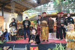 Suasana khidmat di atas panggung budaya saat rangkaian peringatan Hari Jadi ke-1166 Desa Bungurasih, Sidoarjo.