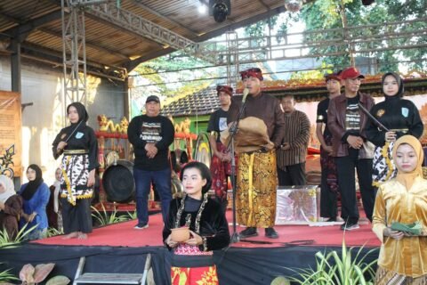 Suasana khidmat di atas panggung budaya saat rangkaian peringatan Hari Jadi ke-1166 Desa Bungurasih, Sidoarjo.