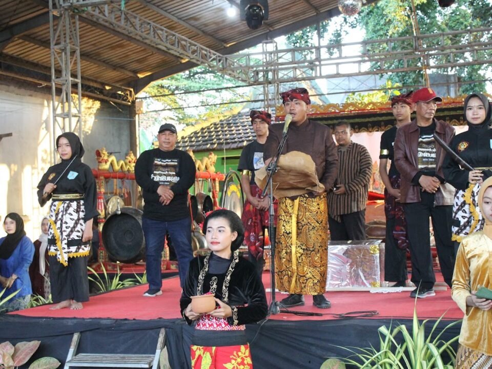 Suasana khidmat di atas panggung budaya saat rangkaian peringatan Hari Jadi ke-1166 Desa Bungurasih, Sidoarjo.
