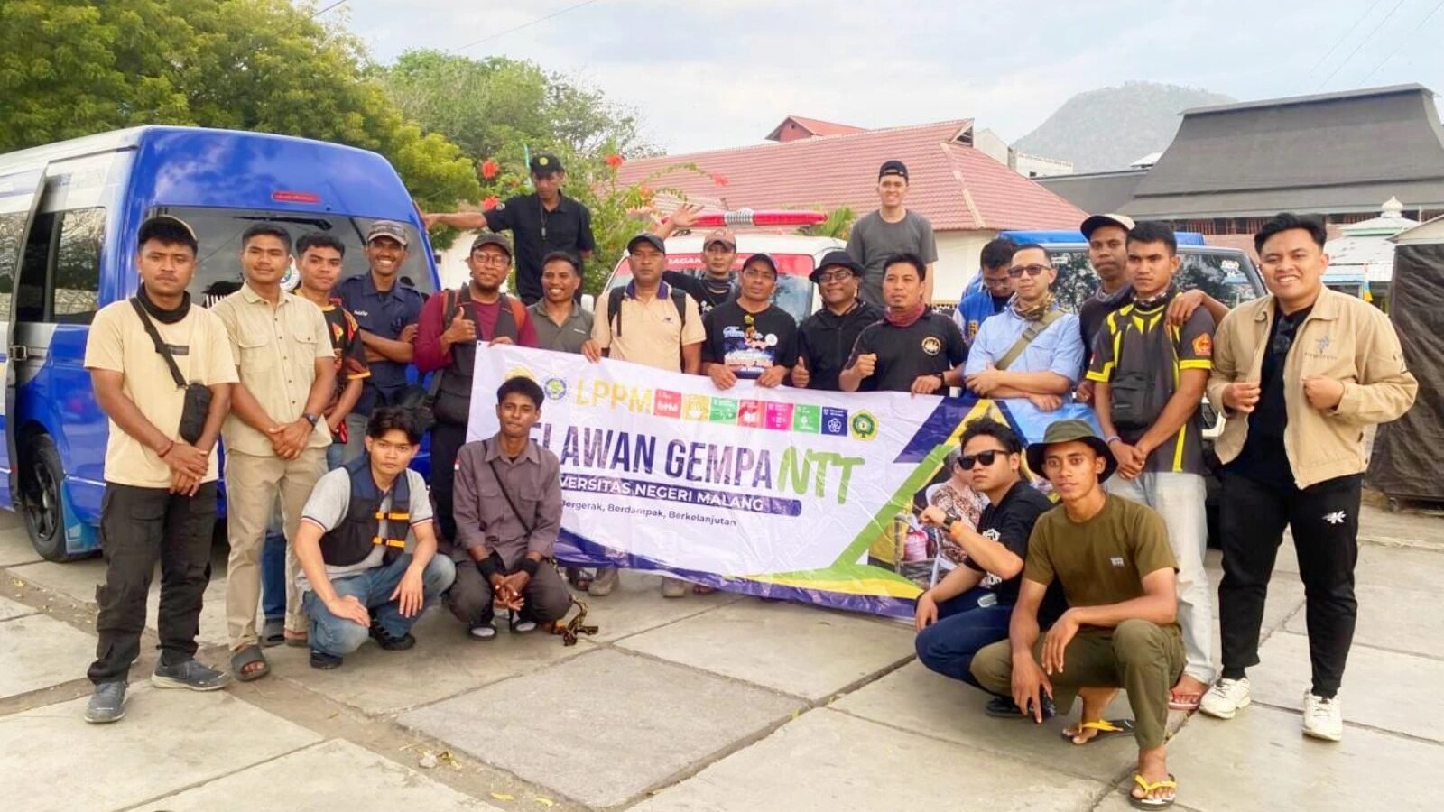 Tim Relawan Universitas Negeri Malang (UM) berfoto bersama membentangkan spanduk di depan armada transportasi sebelum bergerak menembus jalur darat untuk menyalurkan bantuan kesehatan dan psikososial di Nusa Tenggara Timur.