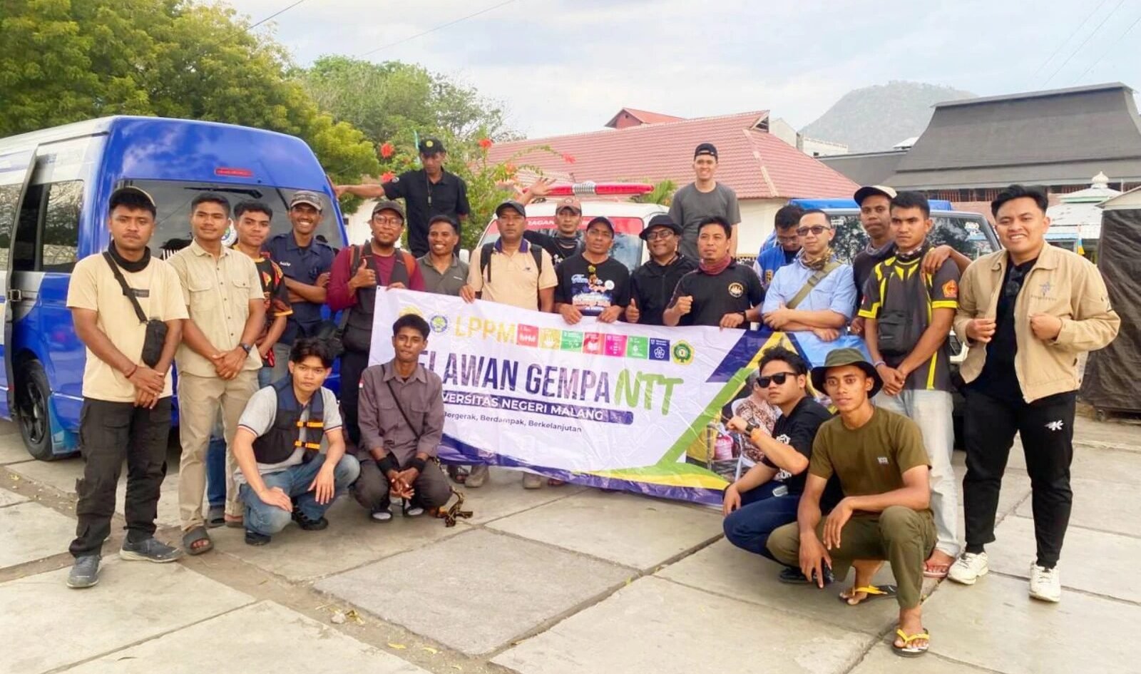 Tim Relawan Universitas Negeri Malang (UM) berfoto bersama membentangkan spanduk di depan armada transportasi sebelum bergerak menembus jalur darat untuk menyalurkan bantuan kesehatan dan psikososial di Nusa Tenggara Timur.