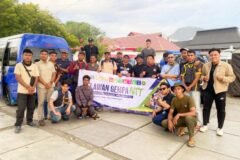 Tim Relawan Universitas Negeri Malang (UM) berfoto bersama membentangkan spanduk di depan armada transportasi sebelum bergerak menembus jalur darat untuk menyalurkan bantuan kesehatan dan psikososial di Nusa Tenggara Timur.