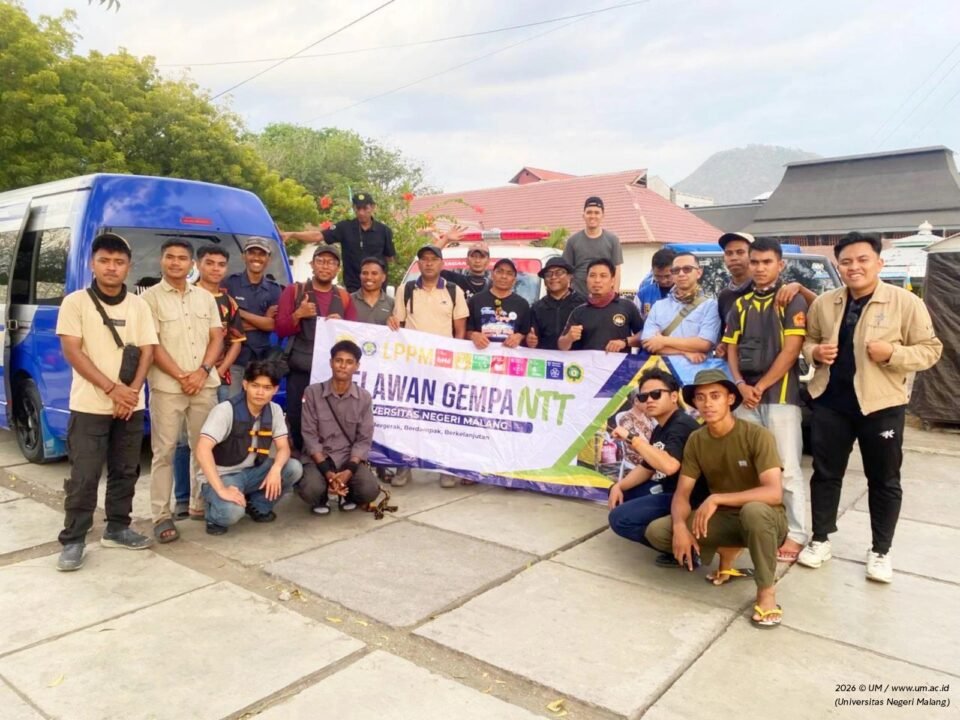 Tim Relawan Universitas Negeri Malang (UM) berfoto bersama membentangkan spanduk di depan armada transportasi sebelum bergerak menembus jalur darat untuk menyalurkan bantuan kesehatan dan psikososial di Nusa Tenggara Timur.