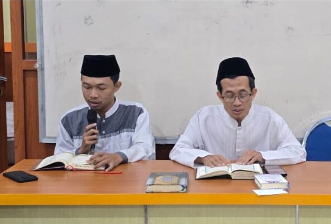 Momen khidmat saat pemandu acara memimpin pembacaan ayat suci Al-Qur'an dalam kegiatan ngaji rutin Jumat pagi bagi para Guru dan Tenaga Kependidikan di Ruang Guru MAN 2 Kota Malang