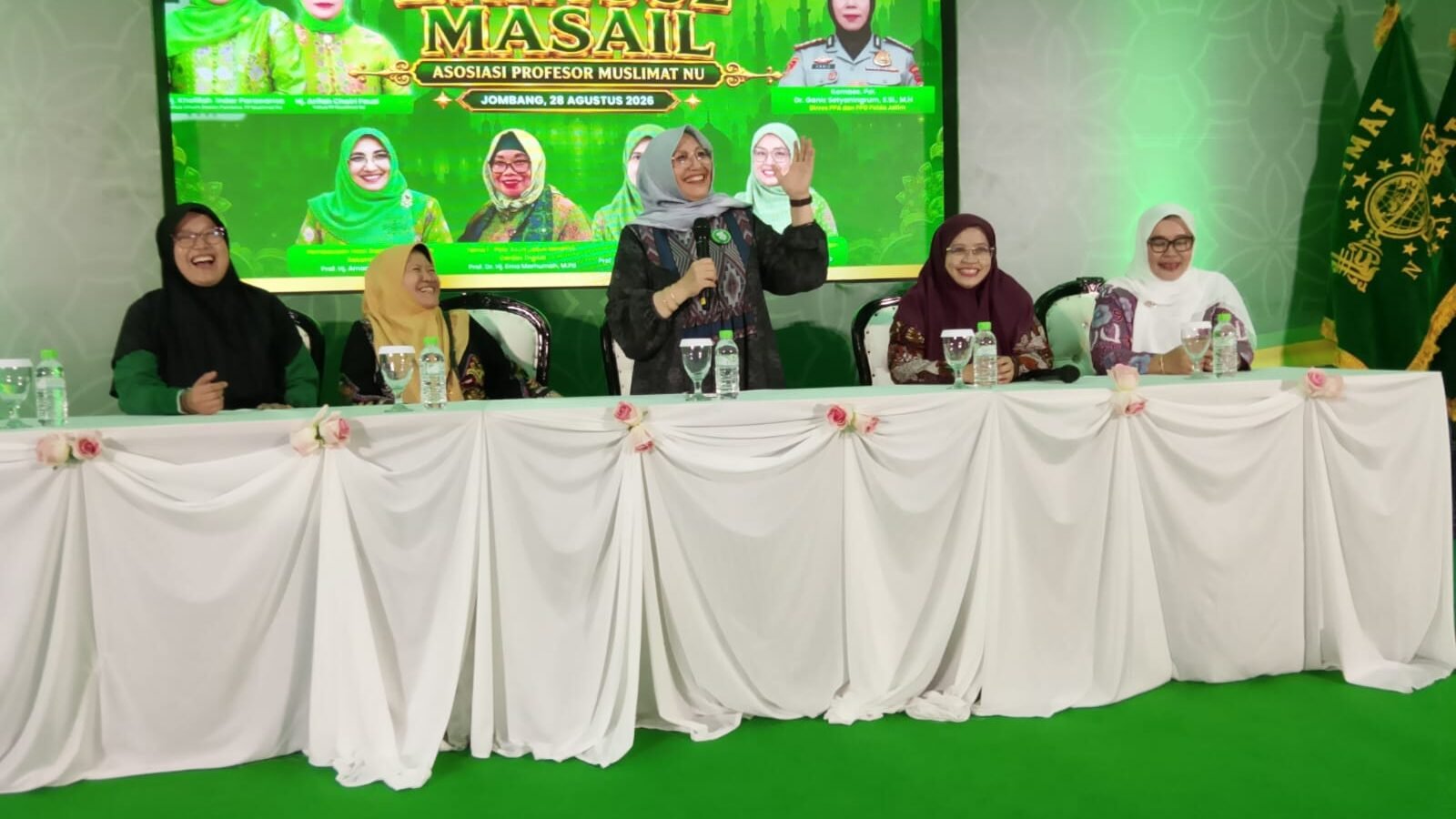 Ketua PP APMNU, Prof. Dr. Hj. Amany Burhanuddin Umar Lubis, M.A., saat memaparkan hasil Bahtsul Masail yang difokuskan sebagai referensi panduan pola asuh positif dan pencegahan kekerasan di lembaga pendidikan, bertempat di SMKN 1 Jombang.