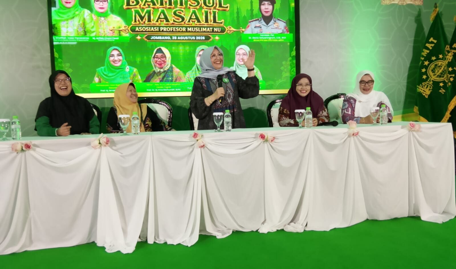 Ketua PP APMNU, Prof. Dr. Hj. Amany Burhanuddin Umar Lubis, M.A., saat memaparkan hasil Bahtsul Masail yang difokuskan sebagai referensi panduan pola asuh positif dan pencegahan kekerasan di lembaga pendidikan, bertempat di SMKN 1 Jombang.