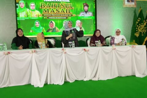 Ketua PP APMNU, Prof. Dr. Hj. Amany Burhanuddin Umar Lubis, M.A., saat memaparkan hasil Bahtsul Masail yang difokuskan sebagai referensi panduan pola asuh positif dan pencegahan kekerasan di lembaga pendidikan, bertempat di SMKN 1 Jombang.
