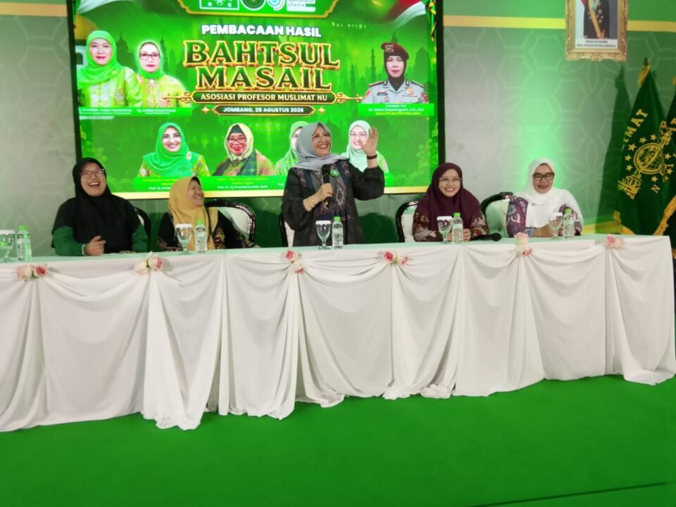 Ketua PP APMNU, Prof. Dr. Hj. Amany Burhanuddin Umar Lubis, M.A., saat memaparkan hasil Bahtsul Masail yang difokuskan sebagai referensi panduan pola asuh positif dan pencegahan kekerasan di lembaga pendidikan, bertempat di SMKN 1 Jombang.