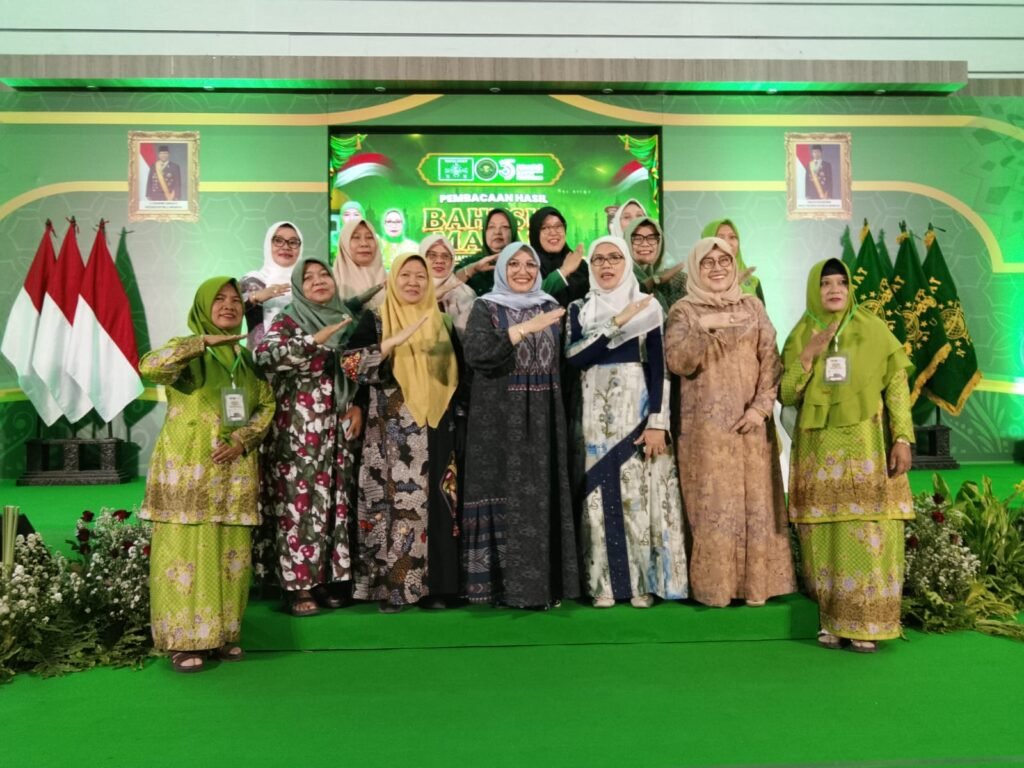 Sesi foto bersama jajaran pengurus Asosiasi Pengelola Pendidikan Muslimat Nahdlatul Ulama (APMNU) usai penutupan rangkaian kegiatan Seminar Nasional dan Bahtsul Masail di SMKN 1 Jombang, Jumat (28/8/2026).