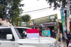 Presiden Prabowo menyapa warga dari kap mobil garuda