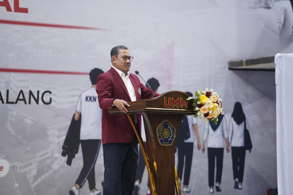 Pimpinan UMM tengah memberikan sambutan arahan di atas podium pada acara penutupan rangkaian KKN UMM 2026 yang berlangsung meriah di Hall Dome UMM