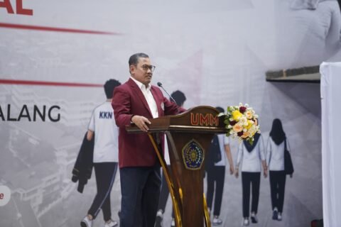 Pimpinan UMM tengah memberikan sambutan arahan di atas podium pada acara penutupan rangkaian KKN UMM 2026 yang berlangsung meriah di Hall Dome UMM