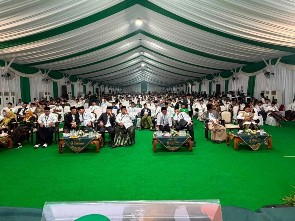 Ribuan muktamirin tampak memadati arena utama perhelatan Muktamar ke-35 Nahdlatul Ulama di Pondok Pesantren Bahrul Ulum Tambakberas, Jombang