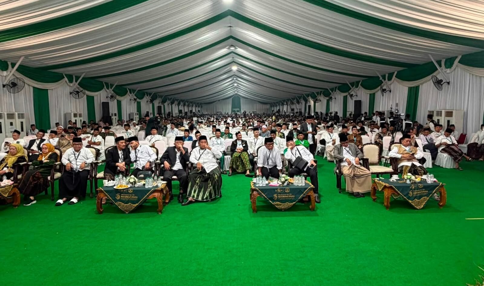 Ribuan muktamirin tampak memadati arena utama perhelatan Muktamar ke-35 Nahdlatul Ulama di Pondok Pesantren Bahrul Ulum Tambakberas, Jombang
