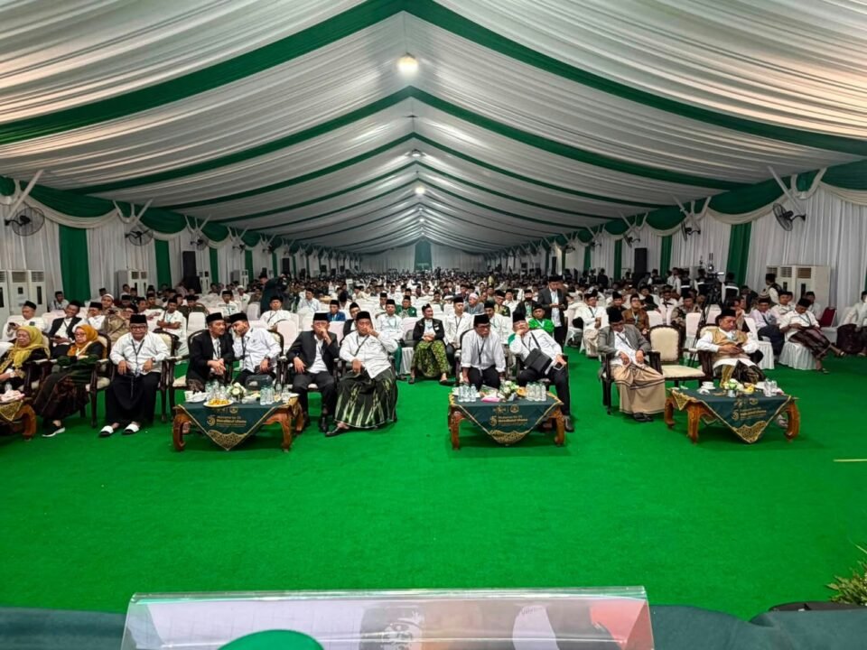 Ribuan muktamirin tampak memadati arena utama perhelatan Muktamar ke-35 Nahdlatul Ulama di Pondok Pesantren Bahrul Ulum Tambakberas, Jombang