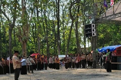 Ribuan pramuka penggalang memadati Bumi Perkemahan Growgoland Dander dalam pembukaan KEMBARA 2026 MTs se-Kabupaten Bojonegoro yang mengusung konsep 'Pramuka Fun dan Bakti Masyarakat'.