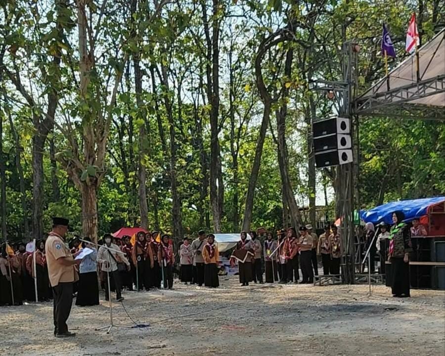 Suasana khidmat saat penyampaian arahan di lapangan Bumi Perkemahan Growgoland Dander, Bojonegoro, dalam rangkaian perkemahan akbar KEMBARA 2026.