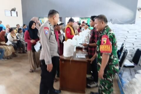 Babinsa Pandanwangi, Serma Sunyitno, bersama aparat kepolisian tengah bersinergi mengawal langsung proses verifikasi dan pembagian bantuan beras dari Bulog kepada warga penerima manfaat