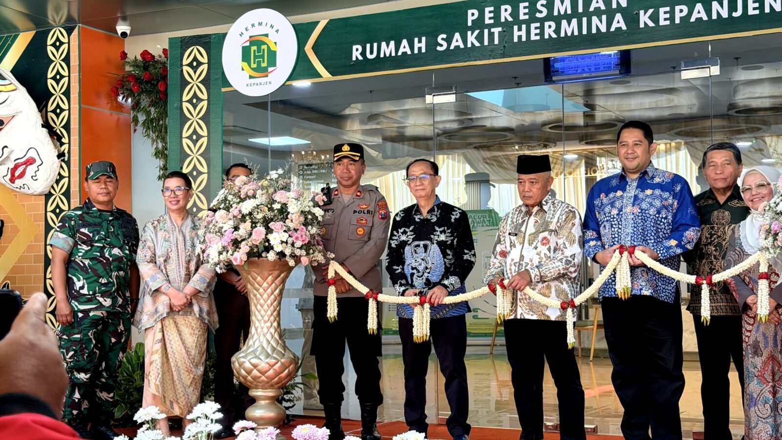 Bupati Malang, Drs. H. M. Sanusi, M.M. (ketiga dari kanan) bersama jajaran pimpinan Hermina Hospitals dan aparat setempat saat prosesi pengguntingan pita yang menandai peresmian RS Hermina Kepanjen, Kabupaten Malang.